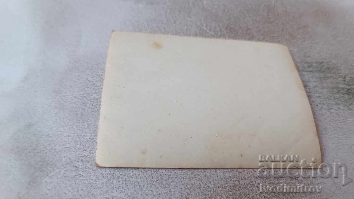 Φωτογραφία Άνδρας γυναίκα αγόρι και κορίτσι στην παραλία με τιμή 1.85 BGN | € 0.95