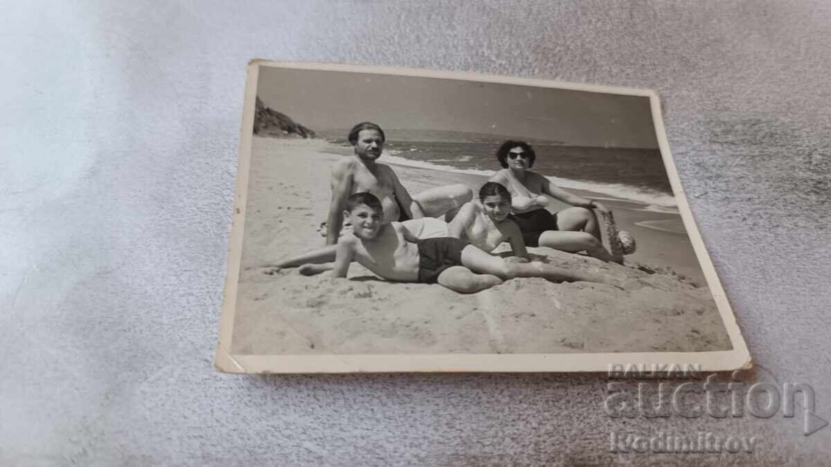 Φωτογραφία Άνδρας γυναίκα αγόρι και κορίτσι στην παραλία