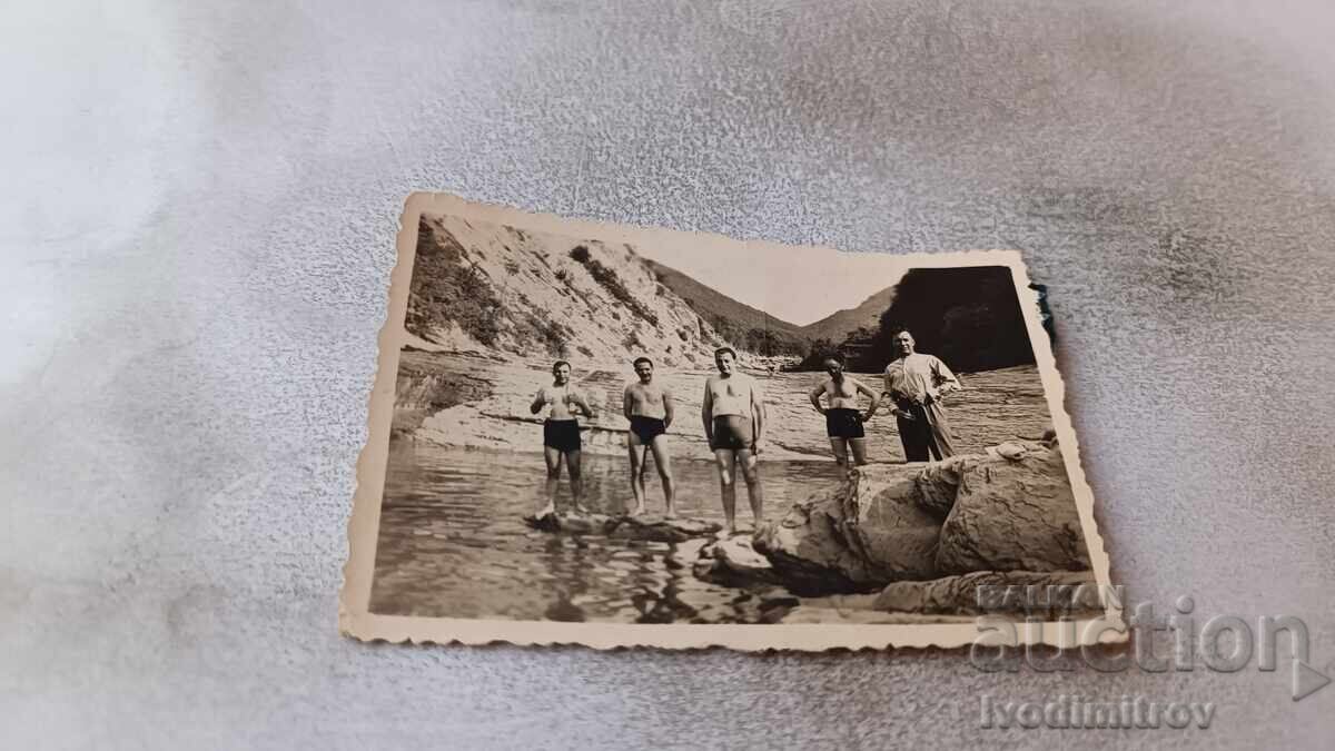 Fotografie Cinci bărbați în râu Fotografie Cinci bărbați în râu