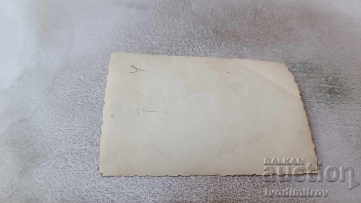 Снимка Жени и деца на плажа с цена 1.45 лв. | € 0.74 Снимка Жени и деца на плажа с цена 1.45 лв. | € 0.74