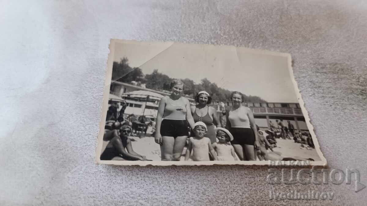 Снимка Жени и деца на плажа Снимка Жени и деца на плажа