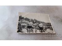 Снимка Жени и деца на плажа