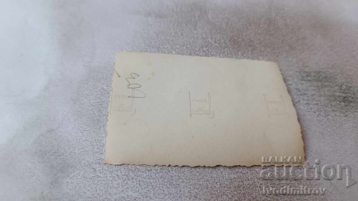 Φωτογραφία Άνδρες και γυναίκες σε βεράντα στα Λουτρά της θάλασσας με τιμή 1.65 BGN | € 0.84