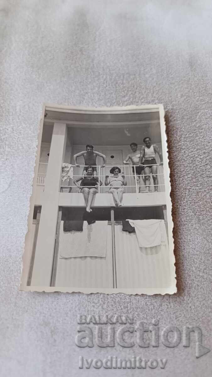 Φωτογραφία Άνδρες και γυναίκες σε βεράντα στα Λουτρά της θάλασσας