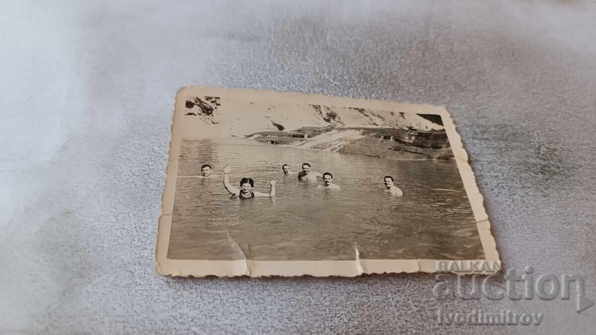 Φωτογραφία Άνδρας και γυναίκα στο ποτάμι Φωτογραφία Άνδρας και γυναίκα στο ποτάμι