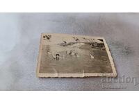 Снимка Мъже и жена в реката