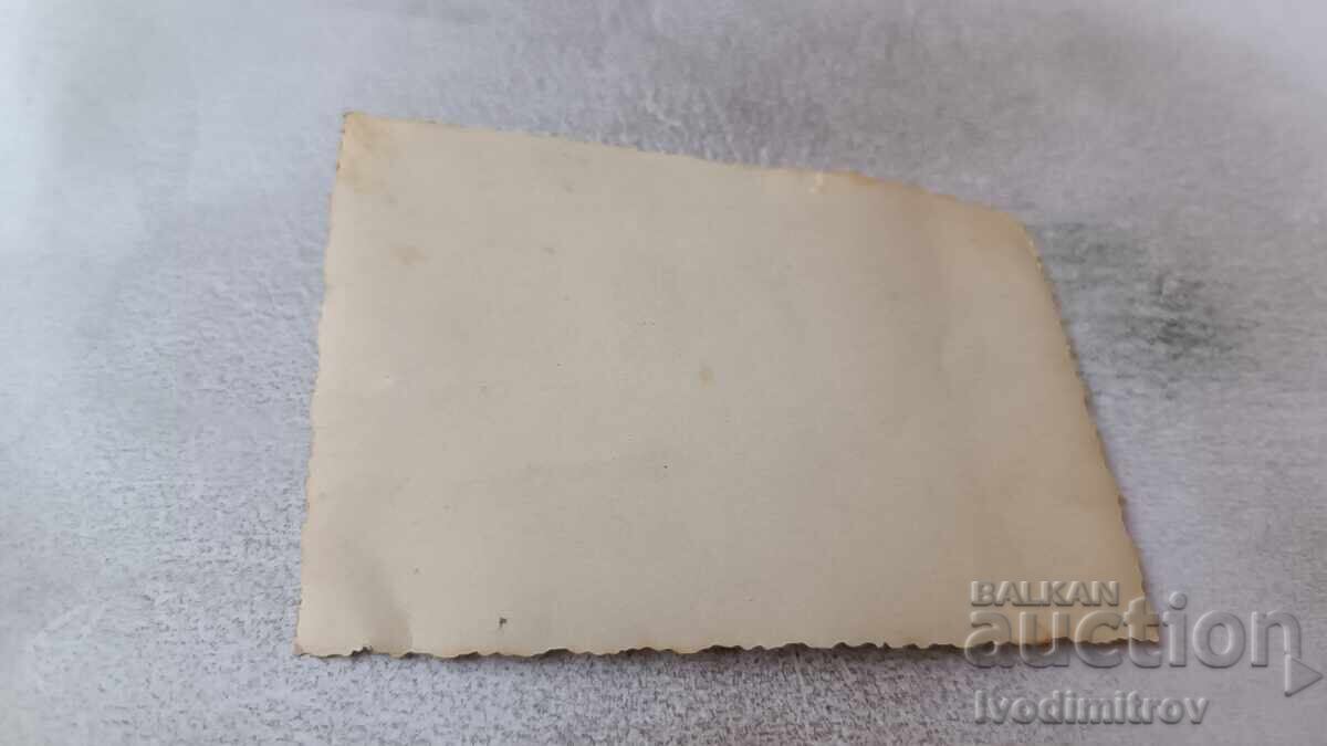 Φωτογραφία Δύο άντρες και ένα νεαρό κορίτσι στην παραλία με τιμή 1.85 BGN | € 0.95 Φωτογραφία Δύο άντρες και ένα νεαρό κορίτσι στην παραλία με τιμή 1.85 BGN | € 0.95