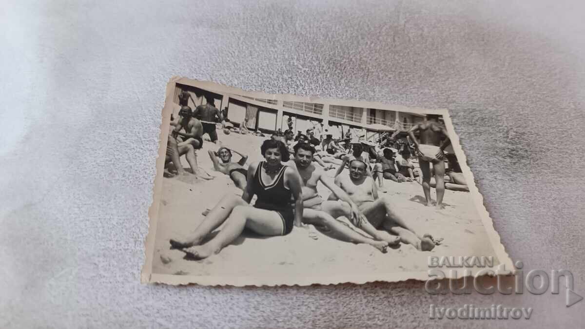 Φωτογραφία Δύο άντρες και ένα νεαρό κορίτσι στην παραλία Φωτογραφία Δύο άντρες και ένα νεαρό κορίτσι στην παραλία