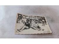 Φωτογραφία Δύο άντρες και ένα νεαρό κορίτσι στην παραλία