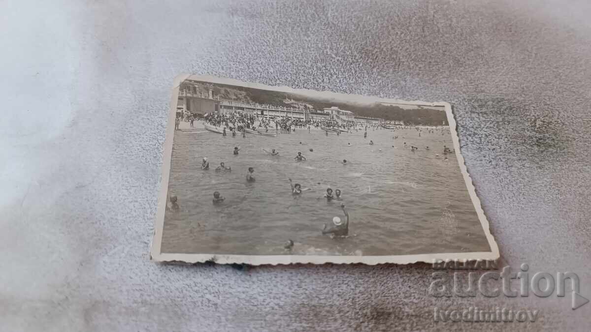 Φωτογραφία Άνδρες και γυναίκες που κολυμπούν στη θάλασσα