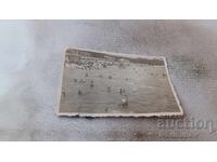 Φωτογραφία Άνδρες και γυναίκες που κολυμπούν στη θάλασσα