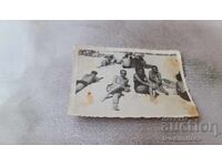 Photo A young man and two young girls on the beach