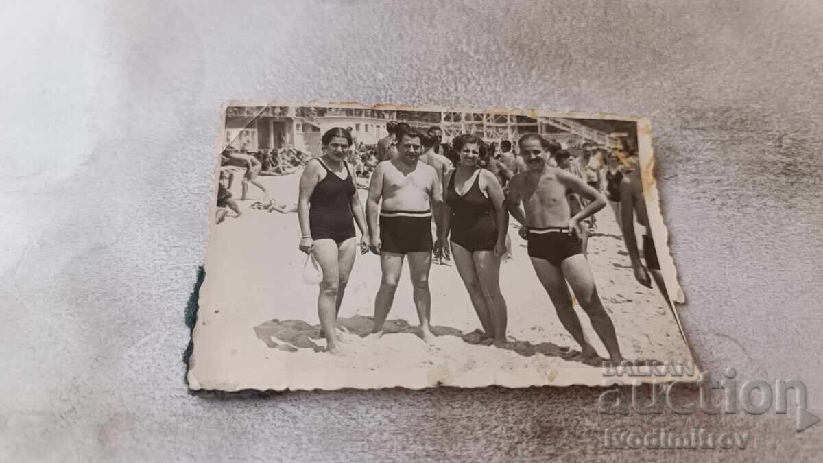 Foto Bărbați și femei pe plajă Foto Bărbați și femei pe plajă