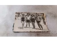 Foto Bărbați și femei pe plajă