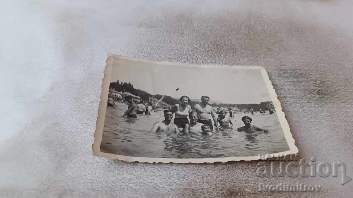 Photo Men women and children in the sea