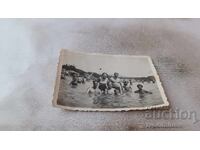 Φωτογραφία Άνδρες γυναίκες και παιδιά στη θάλασσα