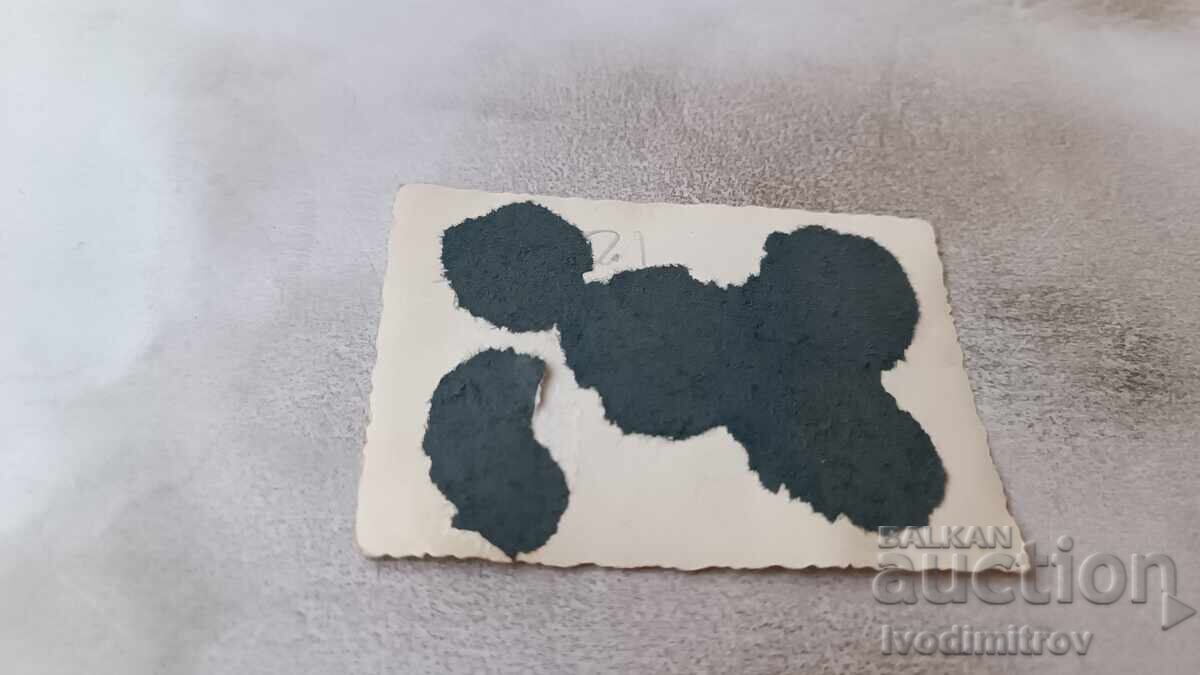 Φωτογραφία Άνδρες γυναίκες και παιδιά στην παραλία με τιμή 1.65 BGN | € 0.84