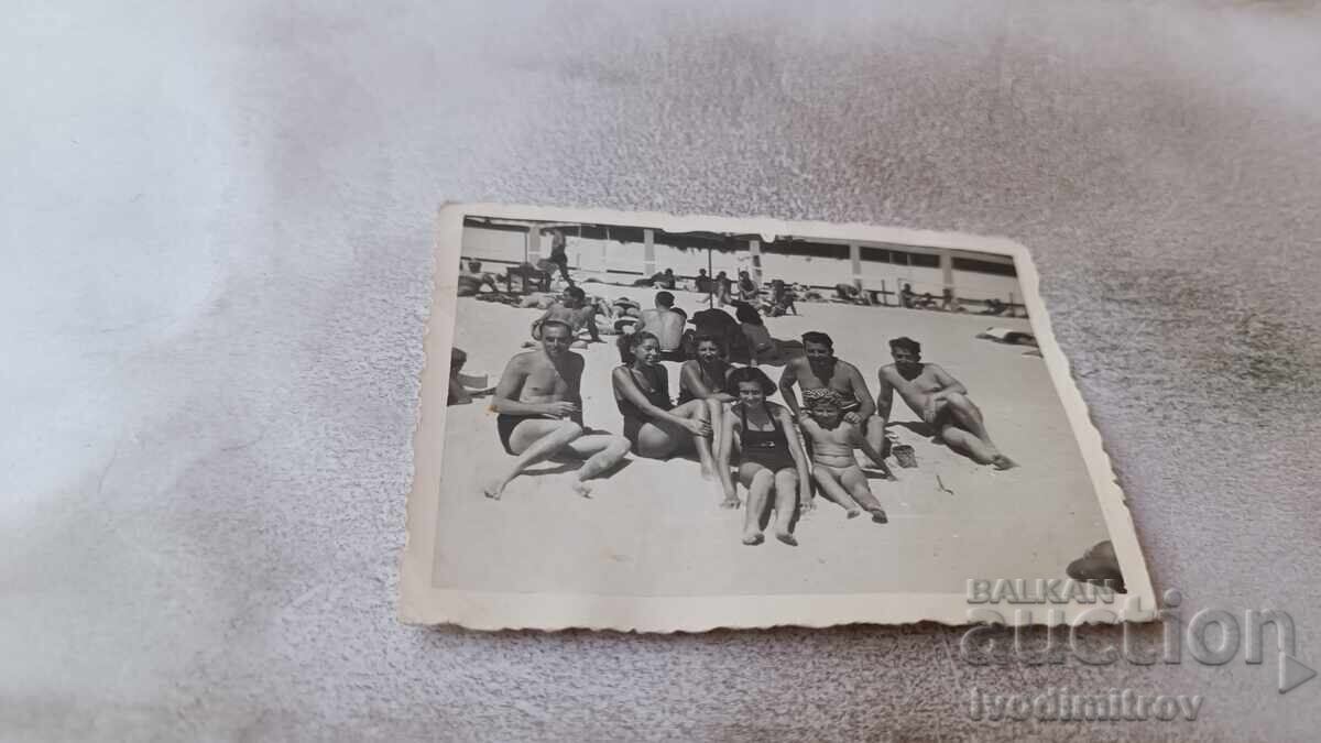 Φωτογραφία Άνδρες γυναίκες και παιδιά στην παραλία