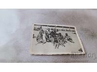 Φωτογραφία Άνδρες γυναίκες και παιδιά στην παραλία