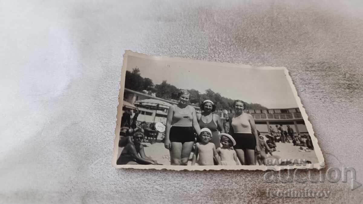 Снимка Жени и деца на плажа Снимка Жени и деца на плажа