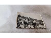 Снимка Жени и деца на плажа