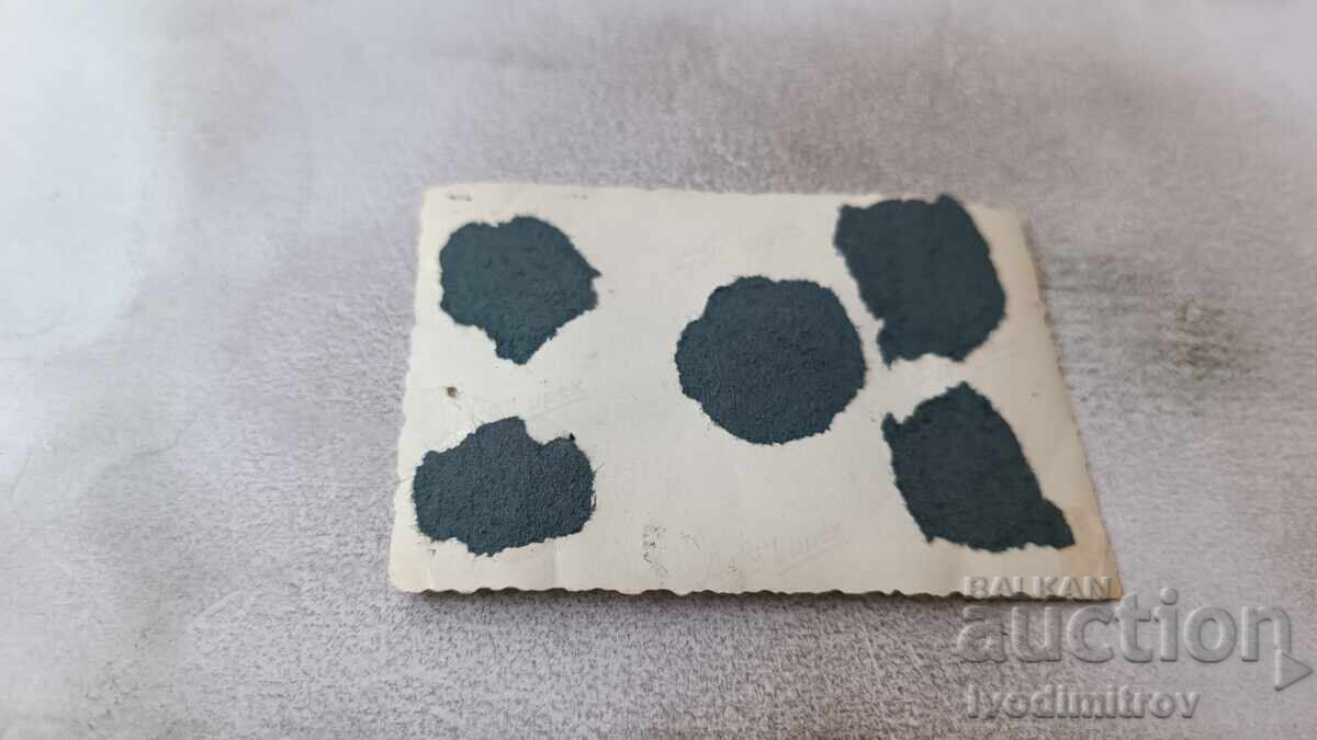 Снимка Мъже и жени на брега на морето с цена 1.65 лв. | € 0.84 Снимка Мъже и жени на брега на морето с цена 1.65 лв. | € 0.84