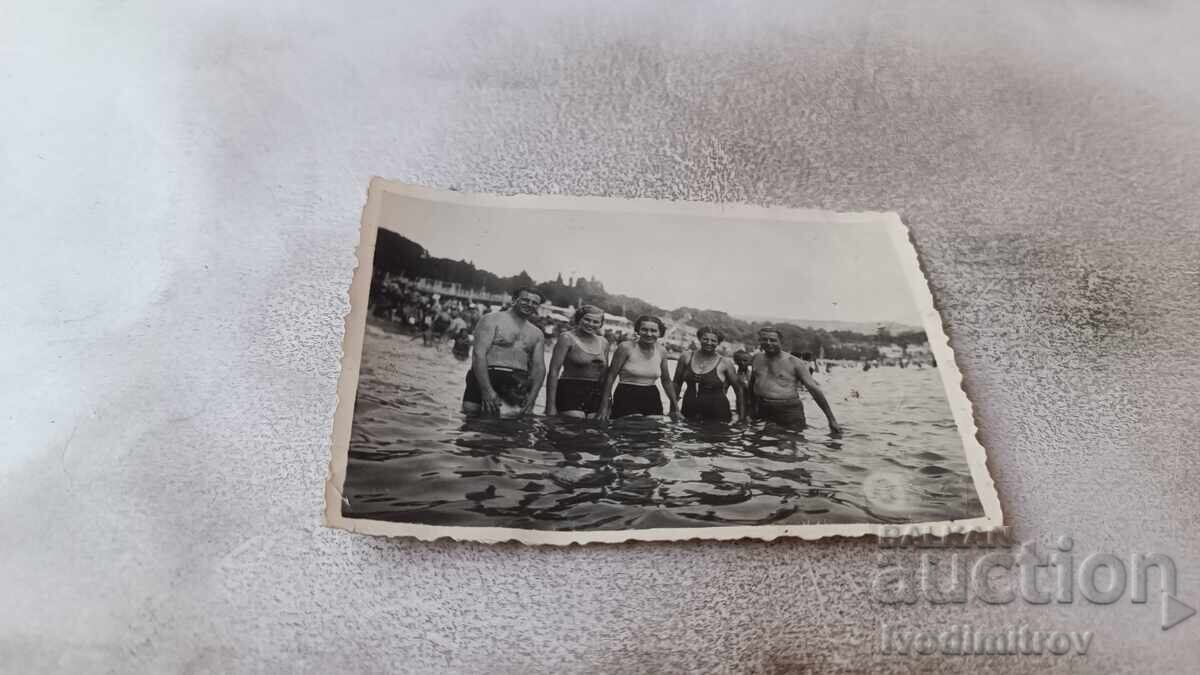 Снимка Мъже и жени на брега на морето Снимка Мъже и жени на брега на морето