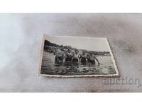 Снимка Мъже и жени на брега на морето