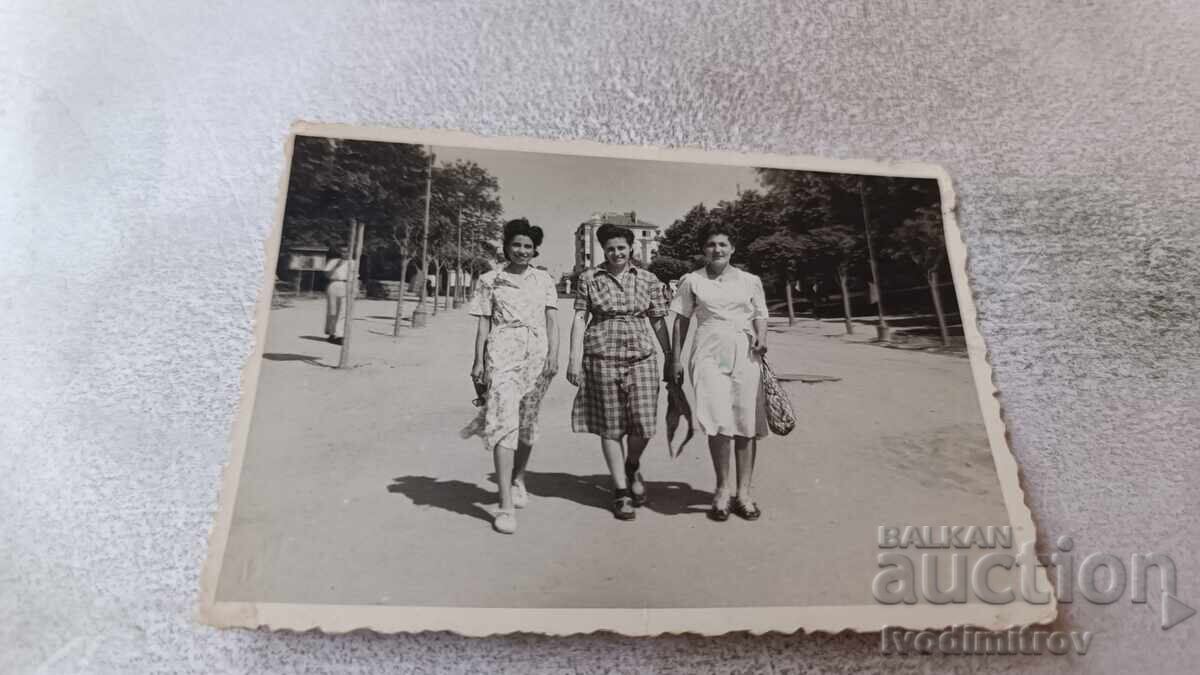 Foto Sofia Trei femei la plimbare Foto Sofia Trei femei la plimbare