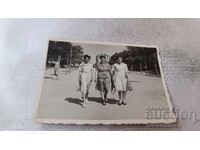 Φωτογραφία Σοφία Τρεις γυναίκες σε μια βόλτα