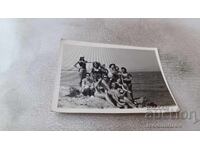 Φωτογραφία Νέοι και νέες σε βράχο πάνω από τη θάλασσα 1967