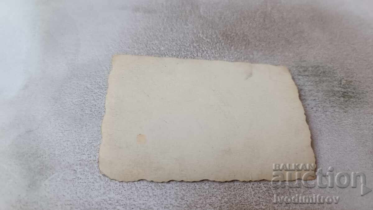 C-ka Tineri și tinere cu mașină retro în fața unei săli de mese cu preț 3.45 BGN | € 1.76