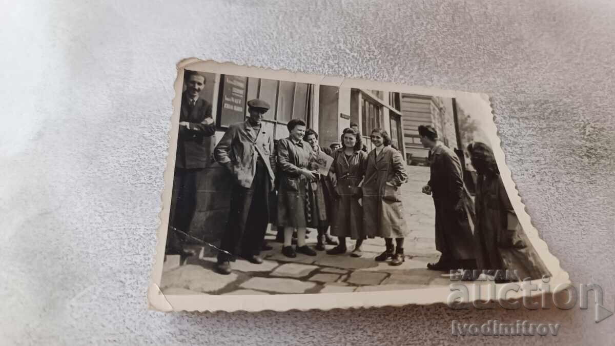 Fotografie Sofia Bărbați și femei pe trotuar Fotografie Sofia Bărbați și femei pe trotuar