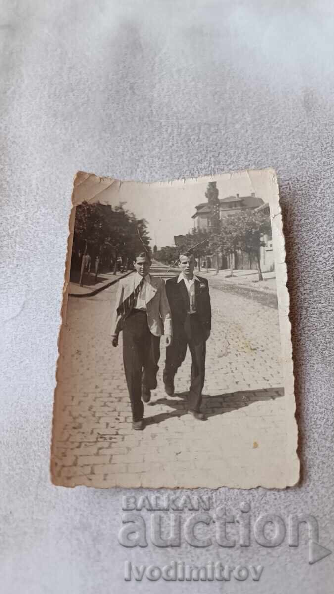 Fotografie Sofia Doi tineri la plimbare Fotografie Sofia Doi tineri la plimbare