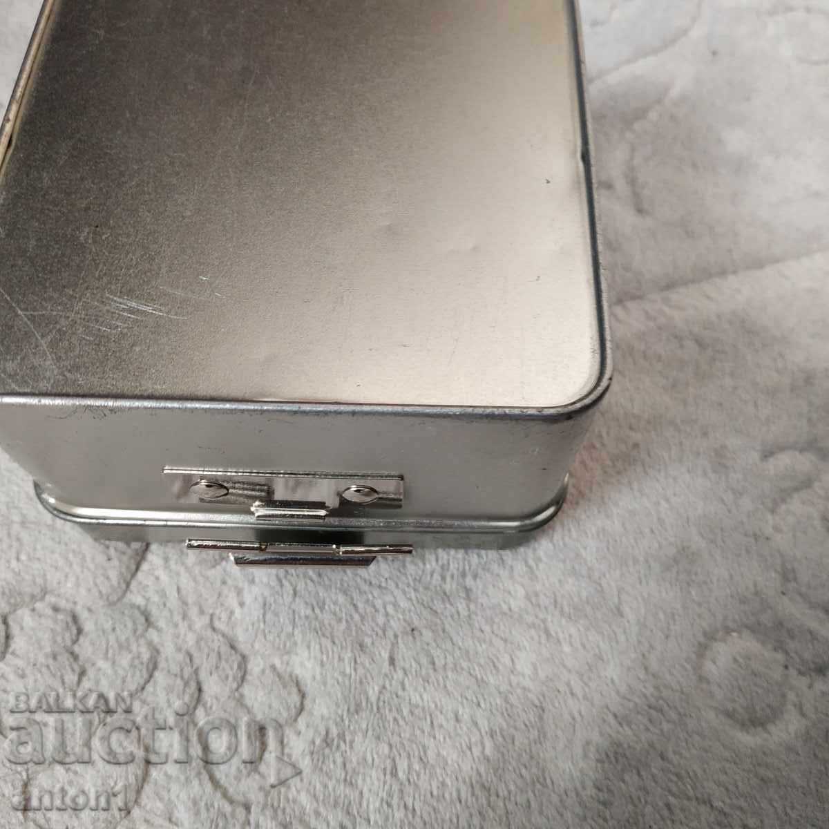 O cutie cu preț 15.00 BGN | € 7.67