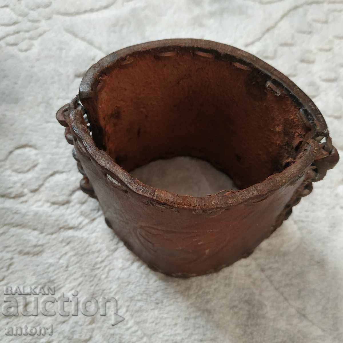 Livrarea O brățară din piele