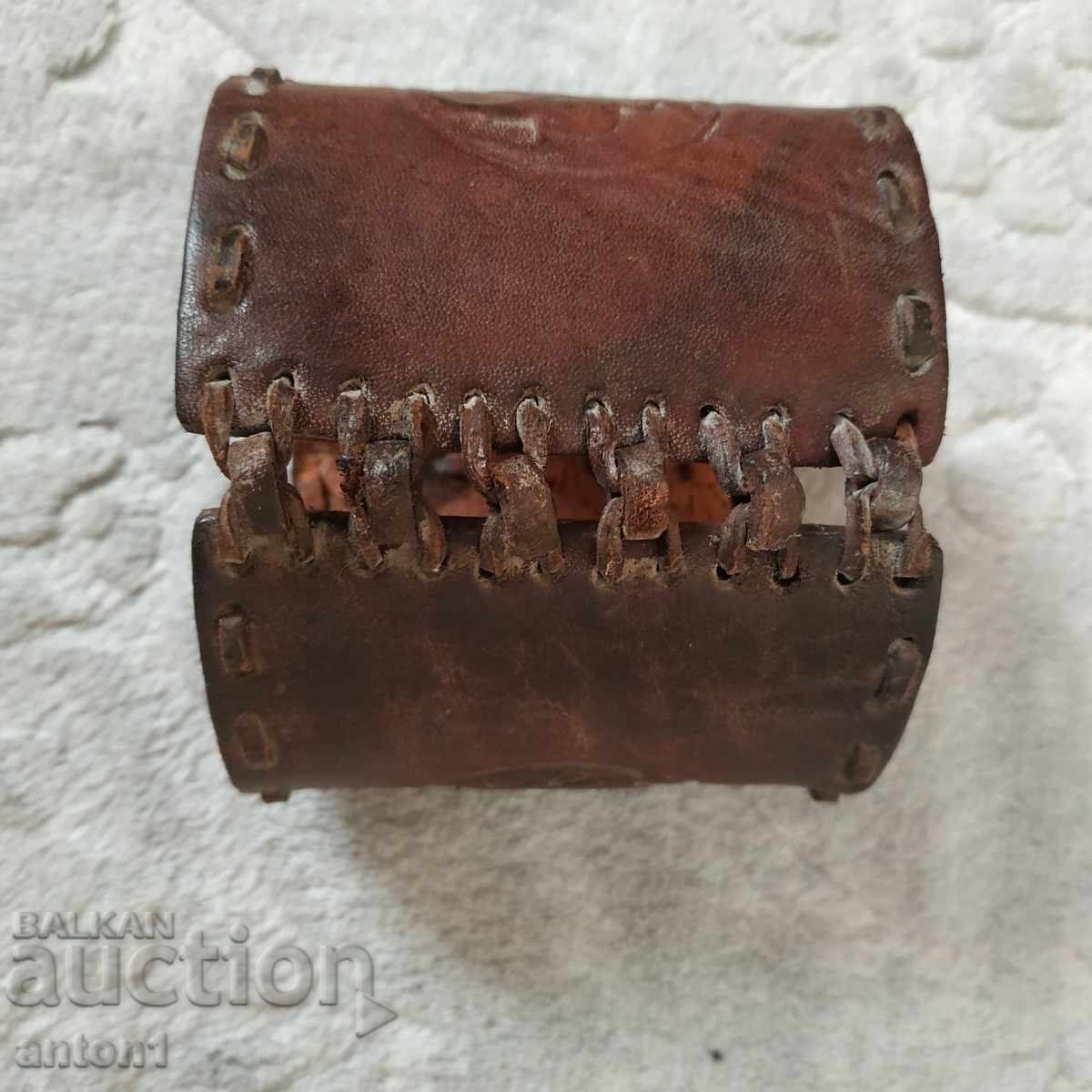 O brățară din piele - 5