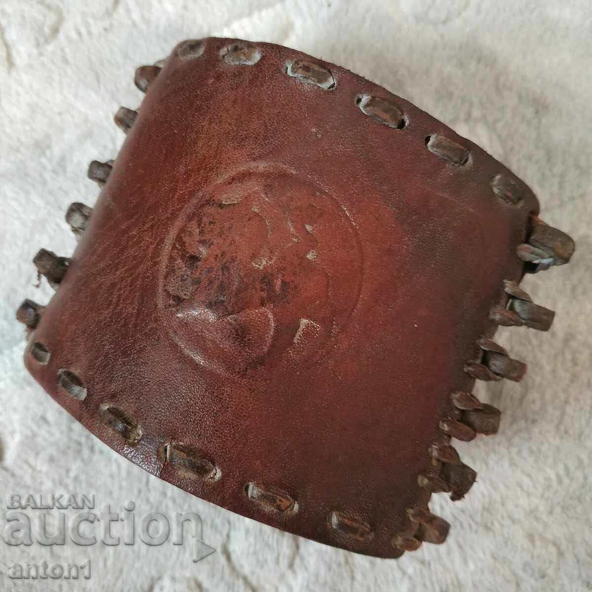 O brățară din piele - 6