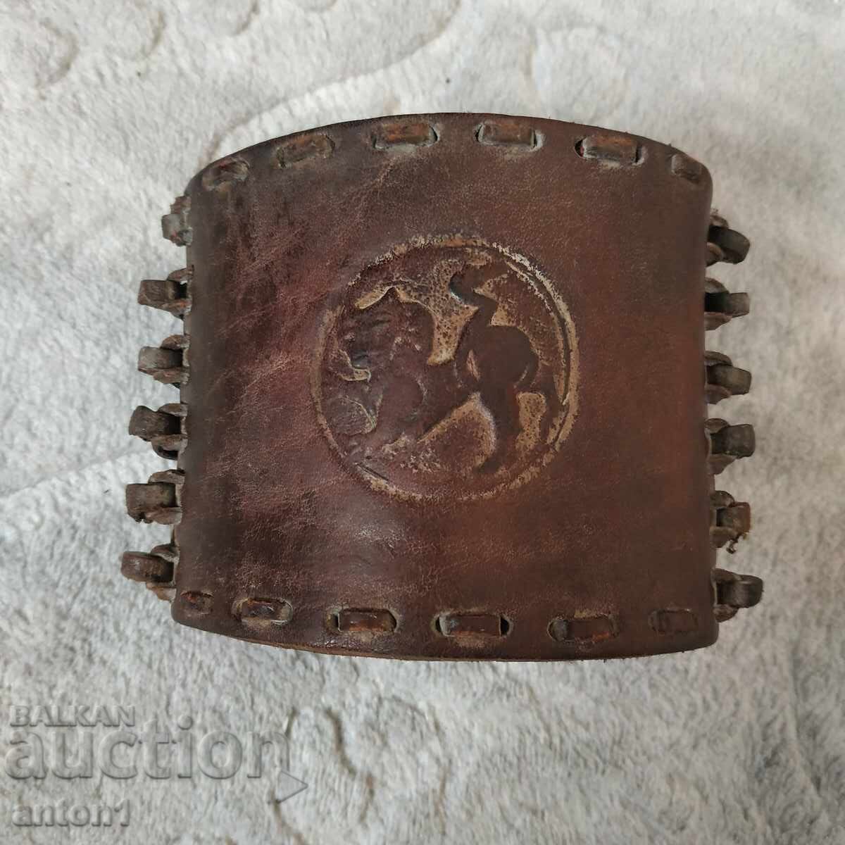 O brățară din piele - 7