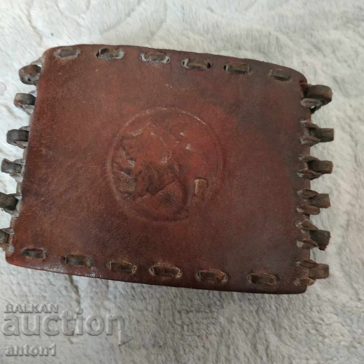 O brățară din piele