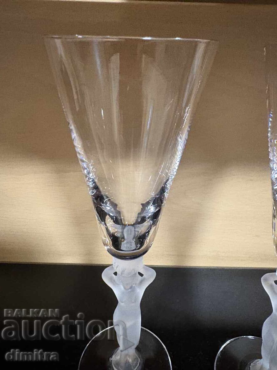 Delivery of French champagne glasses