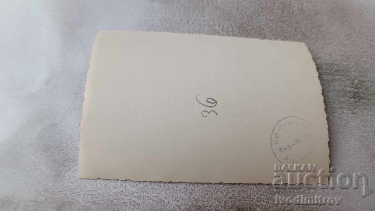 Снимка Двама мъже с къси панталони на скалите с цена 1.65 лв. | € 0.84 Снимка Двама мъже с къси панталони на скалите с цена 1.65 лв. | € 0.84