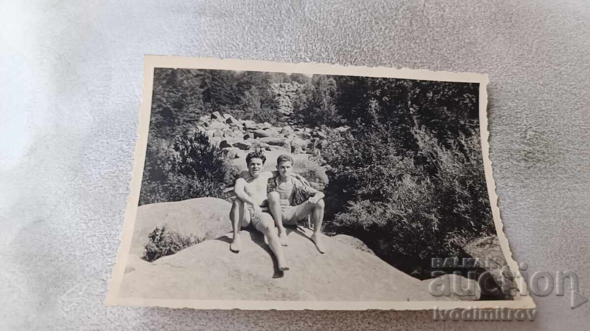 Снимка Двама мъже с къси панталони на скалите Снимка Двама мъже с къси панталони на скалите