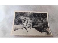 Снимка Двама мъже с къси панталони на скалите