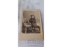 Φωτογραφία Μικρό κοριτσάκι σε πλεκτή πάγκο