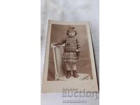 Fotografie Fetiță pe scaun de lemn