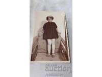 Fotografie O fetiță stând pe un scaun