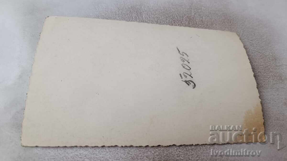 Foto Fată tânără cu preț 1.45 BGN | € 0.74 Foto Fată tânără cu preț 1.45 BGN | € 0.74