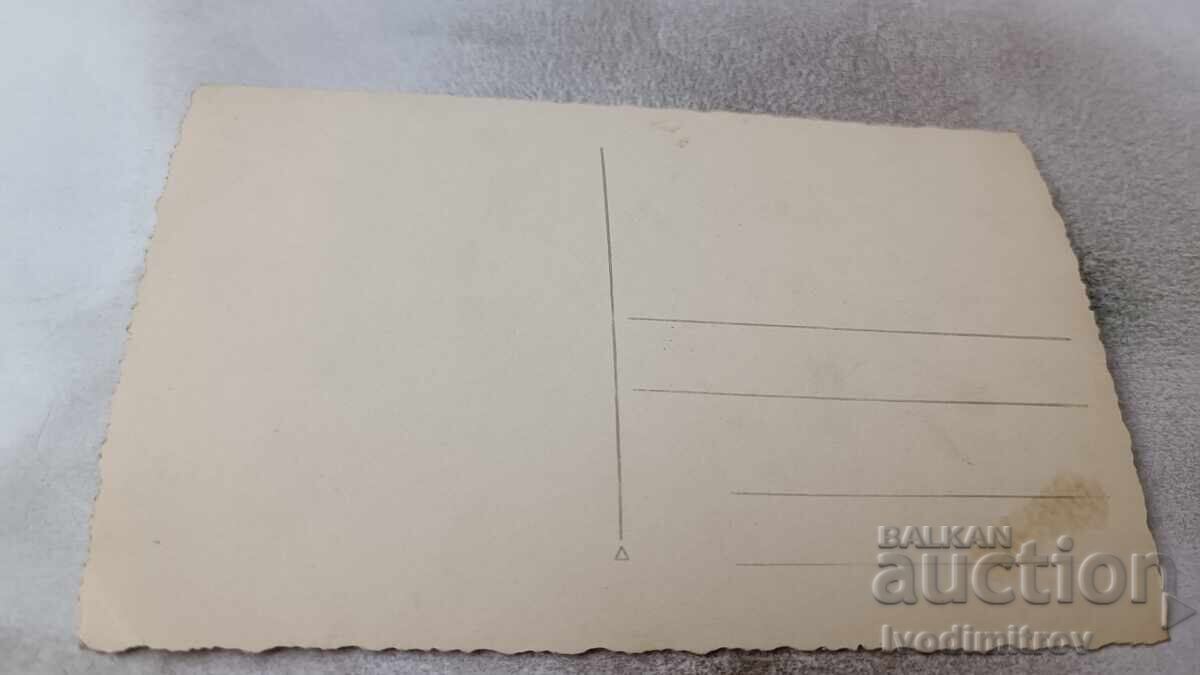 Foto Trei fete tinere cu preț 1.45 BGN | € 0.74 Foto Trei fete tinere cu preț 1.45 BGN | € 0.74