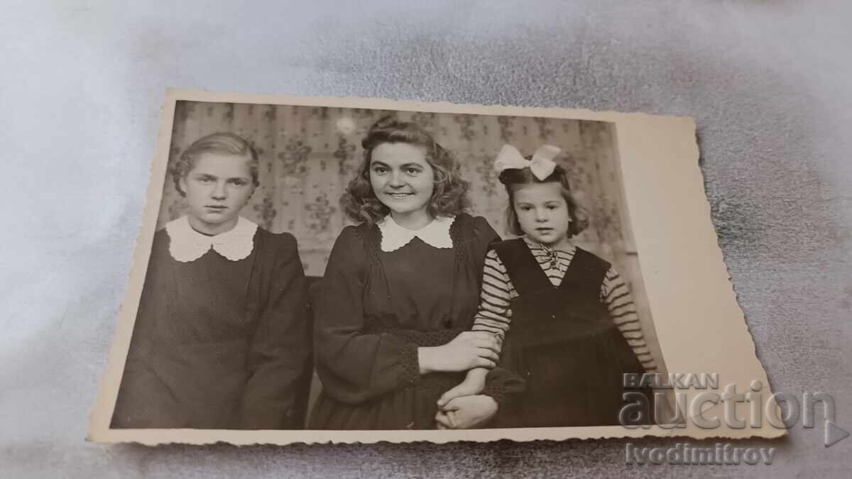 Foto Trei fete tinere Foto Trei fete tinere